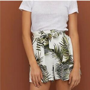 H&M High Waist Green White Shorts Leaf Pattern Tropical Linen Summer - Size 2